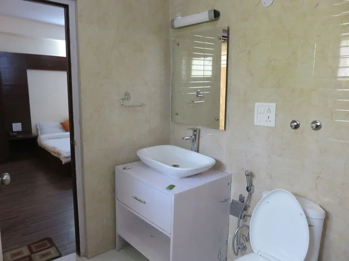 Лех: The Auspicious Hotel