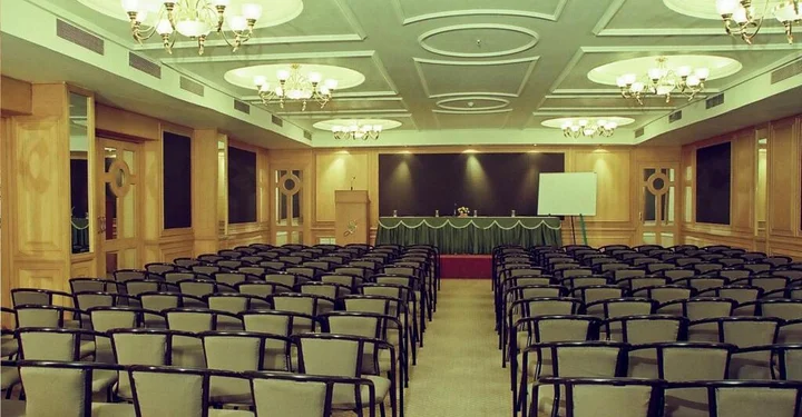 Перумал Ковил Пати: hotel srichakra international