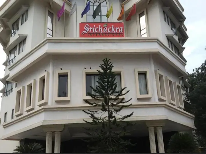 Перумал Ковил Пати: hotel srichakra international