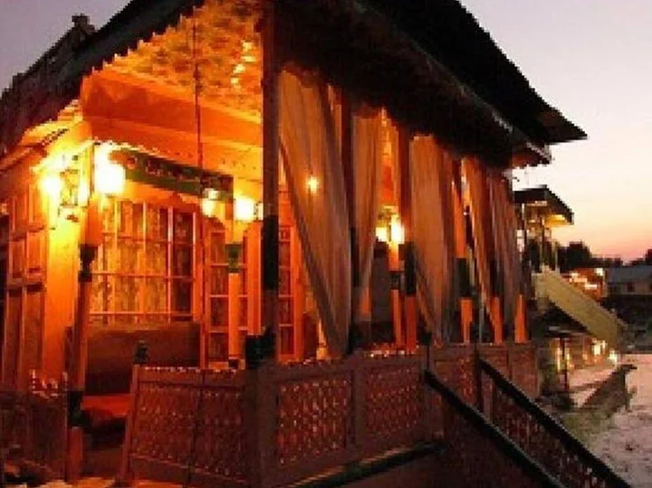 Шринагар: Houseboat Royal Lodge