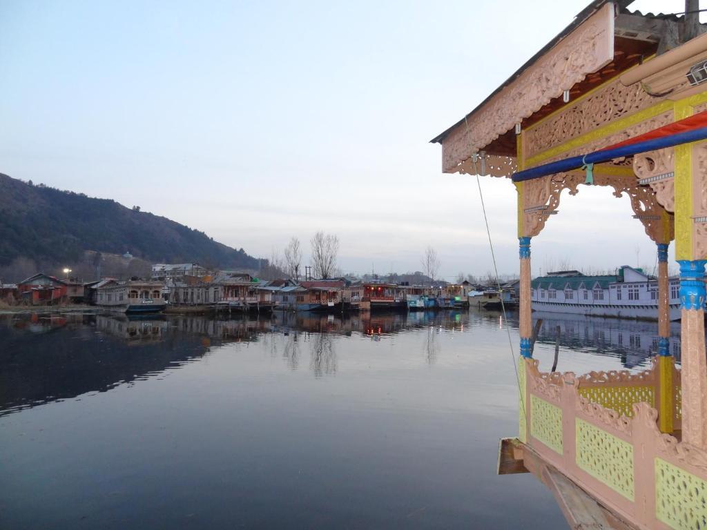 Шринагар: Houseboat Moon of Kashmir