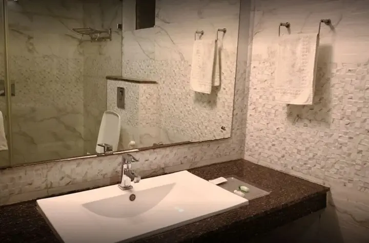 Маниячи: KA Hotel