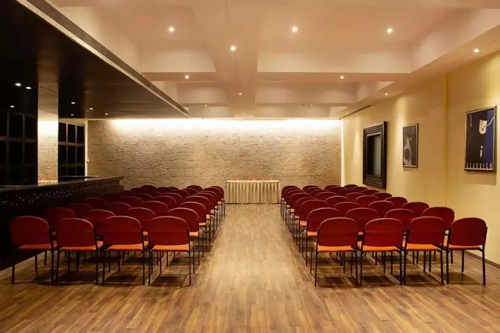 Мумбаи: The Classique Club