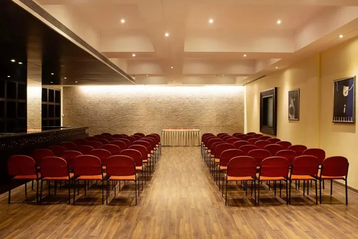 Мумбаи: The Classique Club