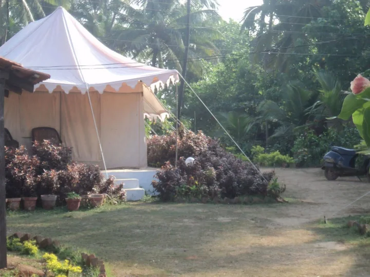 Анджуна: Five Five Restaurant and Guest Tent- Glamping