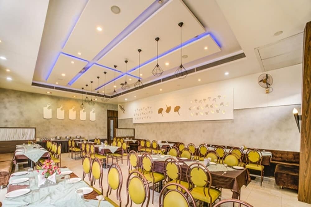 Индаур: FabHotel Bee Town