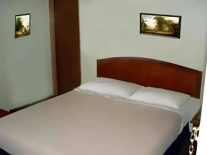 Коччи: YMCA International House