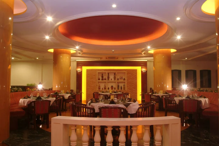 Раджкот: The Grand Regency
