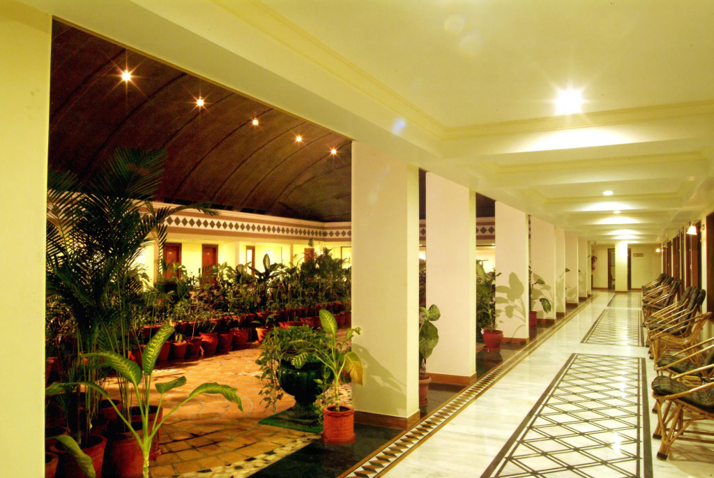 Раджкот: The Grand Regency