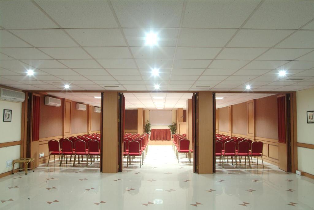 Раджкот: The Grand Regency