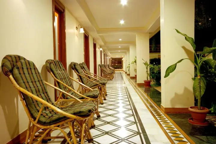Раджкот: The Grand Regency