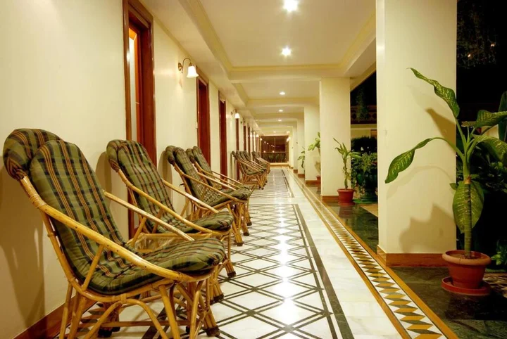 Раджкот: The Grand Regency