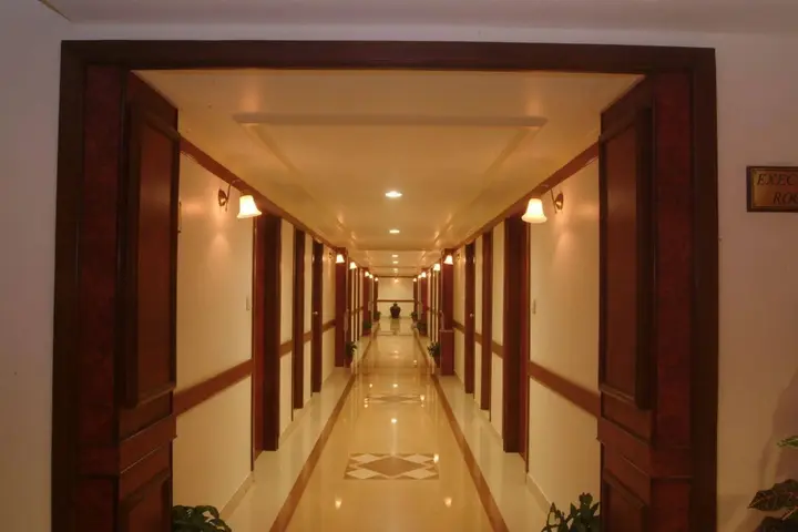 Раджкот: The Grand Regency