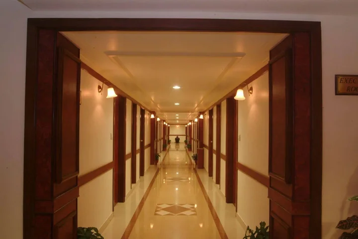Раджкот: The Grand Regency