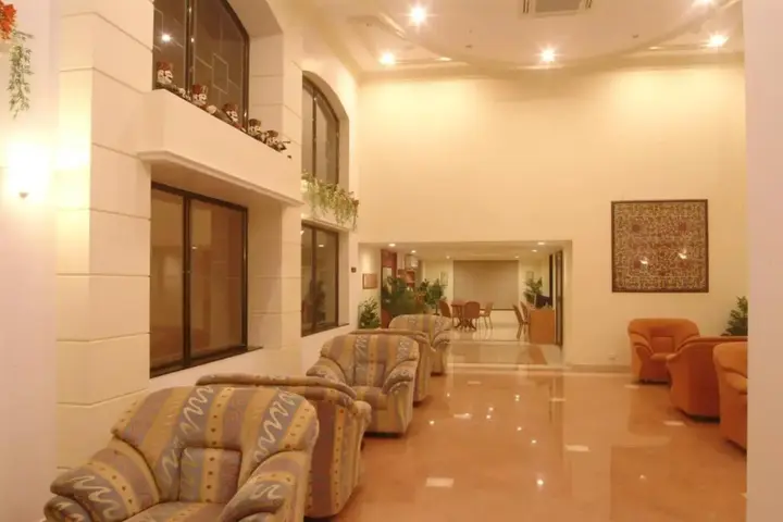 Раджкот: The Grand Regency