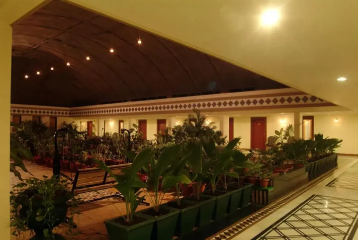 Раджкот: The Grand Regency