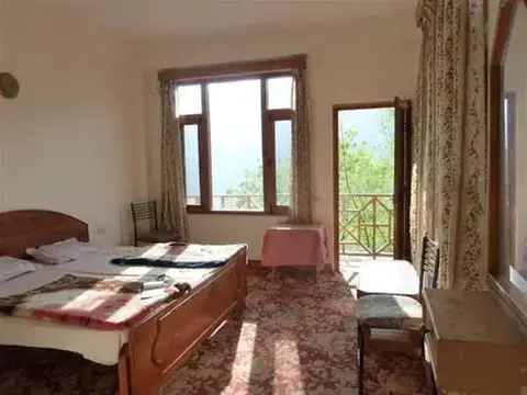 Наггар: The Pine Palace
