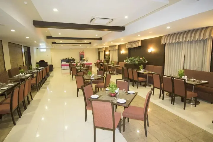 Латур: Hotel Grand International