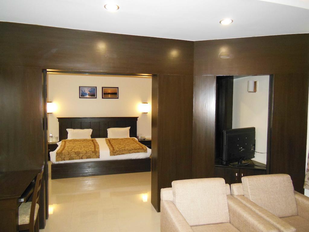 Латур: Hotel Grand International