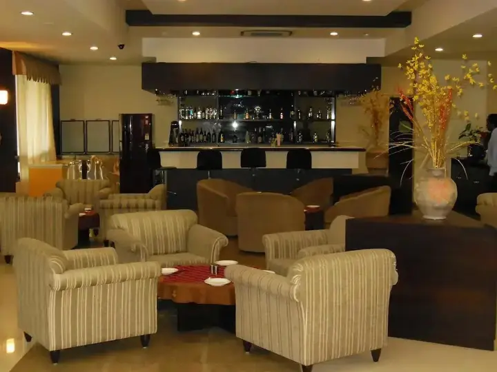 Латур: Hotel Grand International