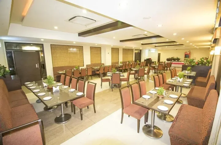 Латур: Hotel Grand International