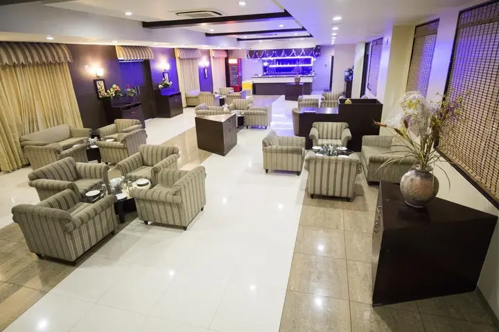 Латур: Hotel Grand International