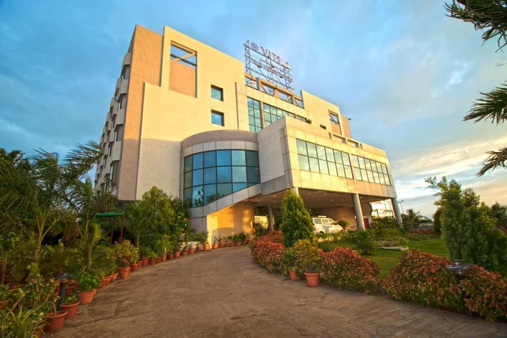 Латур: Hotel Grand International