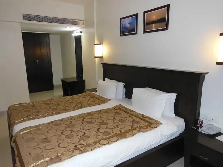Латур: Hotel Grand International