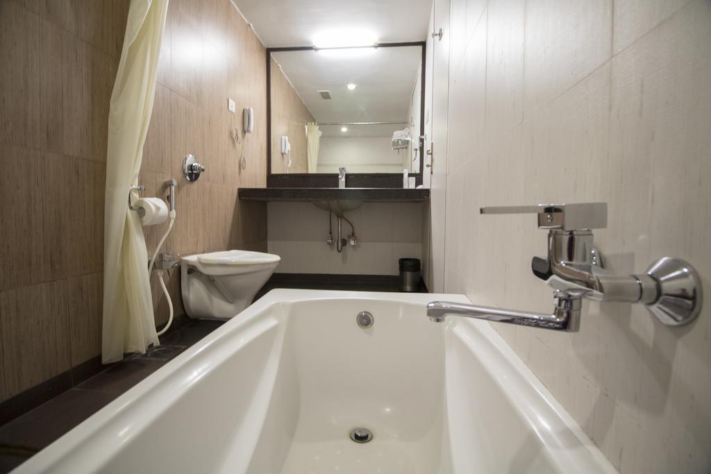 Латур: Hotel Grand International