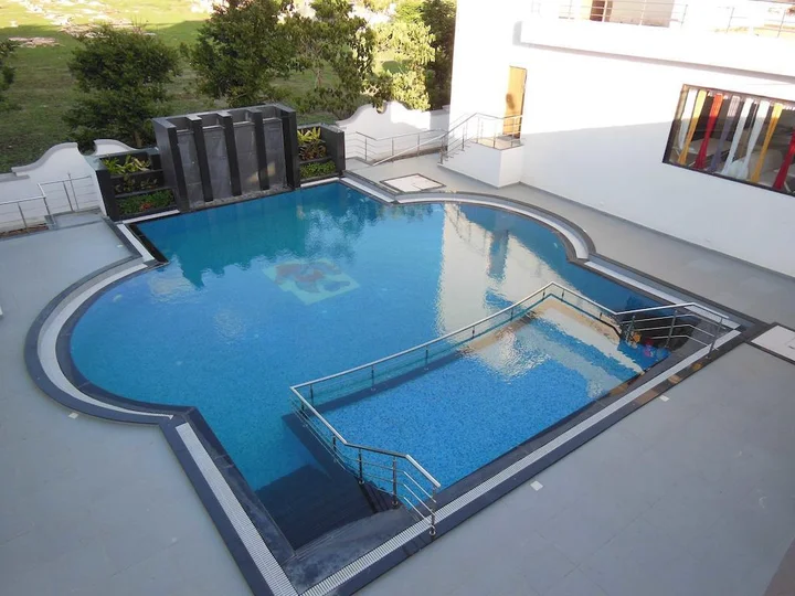 Латур: Hotel Grand International