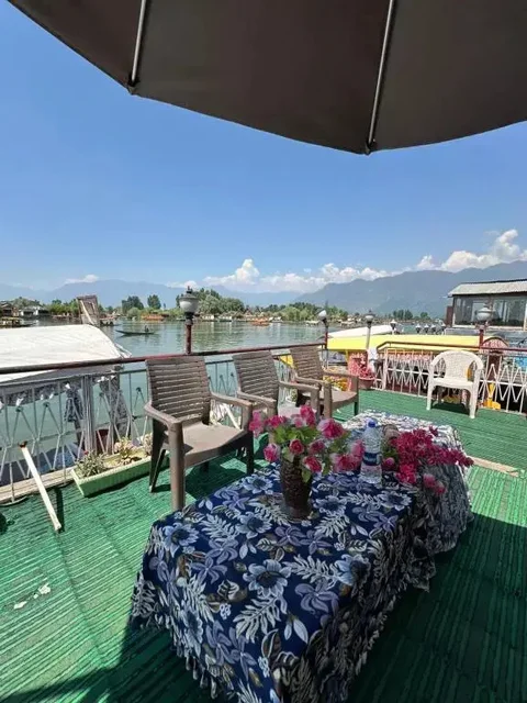 Шринагар: Vale of Kashmir Houseboat