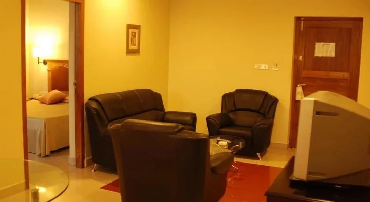Cheppad: Club 7 Hotel