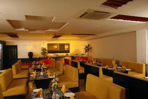 Cheppad: Club 7 Hotel