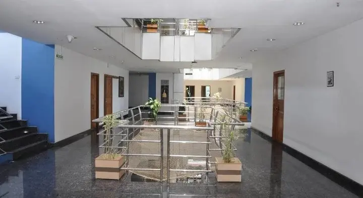Cheppad: Club 7 Hotel