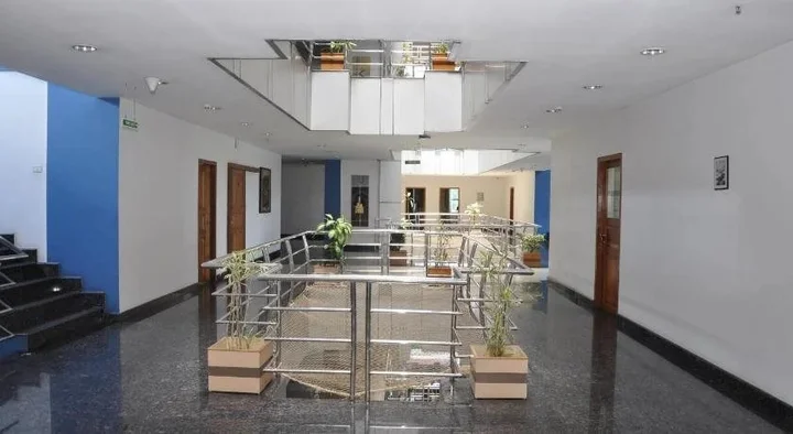 Cheppad: Club 7 Hotel