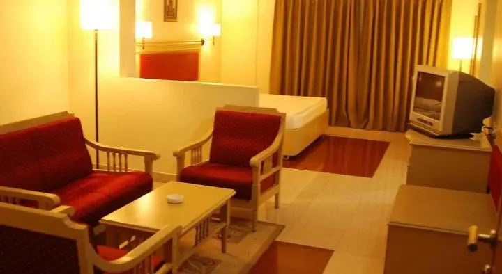 Cheppad: Club 7 Hotel