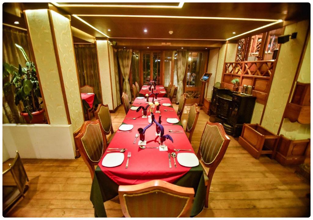 Дарджилинг: Cedar Inn