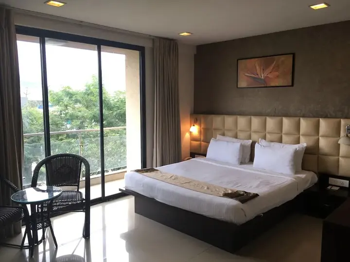Хинджевади: Dortn Service Apartments