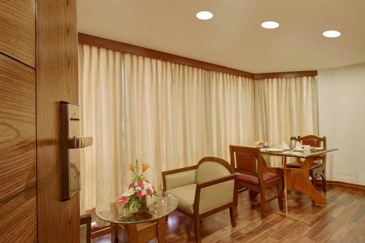 Бангалор: The Monarch