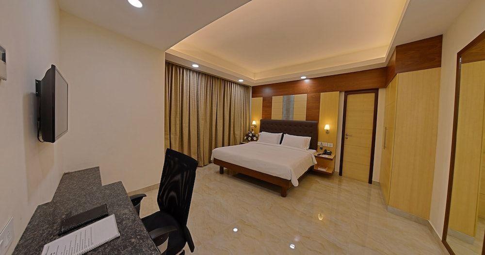 Веллор: Poppys Anukula Residency - Vellore