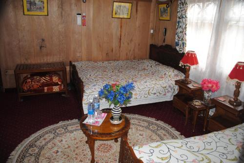 Шринагар: Kings Rose Houseboat