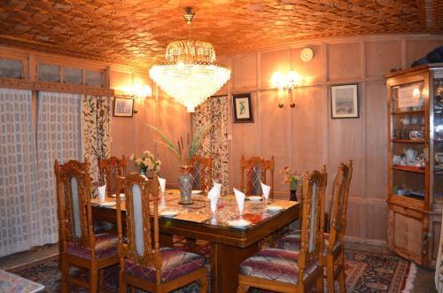 Шринагар: Kings Rose Houseboat