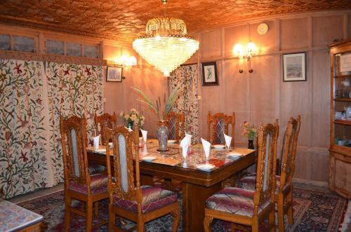 Шринагар: Kings Rose Houseboat