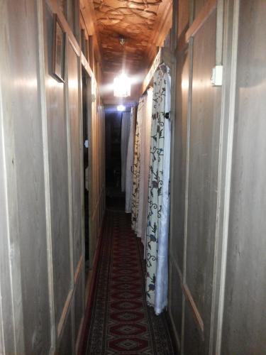 Шринагар: Kings Rose Houseboat