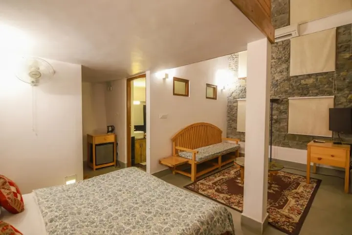 Наинитал: Monolith Resorts