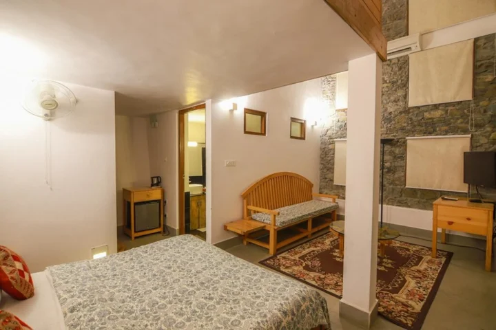 Наинитал: Monolith Resorts