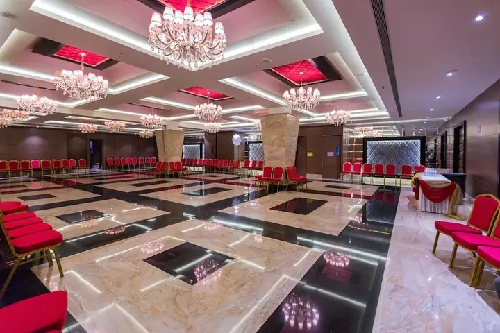 Тхане: Hotel Satkar Grande