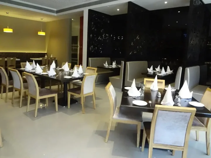 Тхане: Hotel Satkar Grande