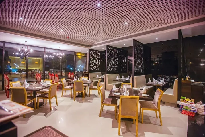 Тхане: Hotel Satkar Grande