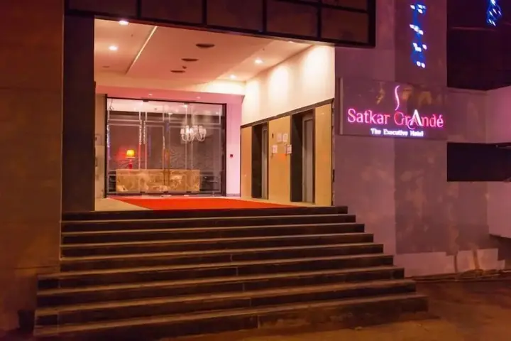 Тхане: Hotel Satkar Grande